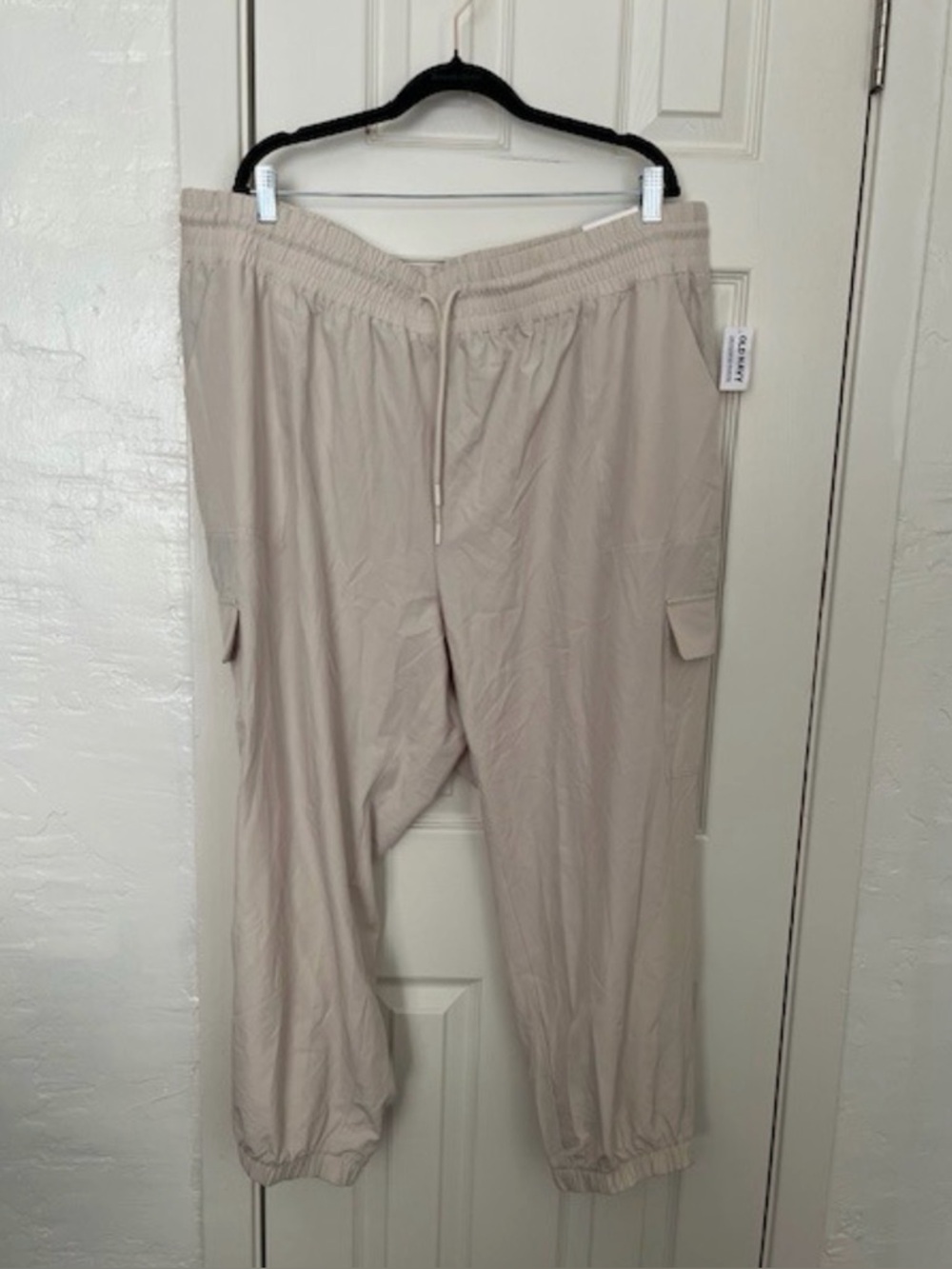 Old Navy Women’s Cargo Jogger Pants in Light Beige